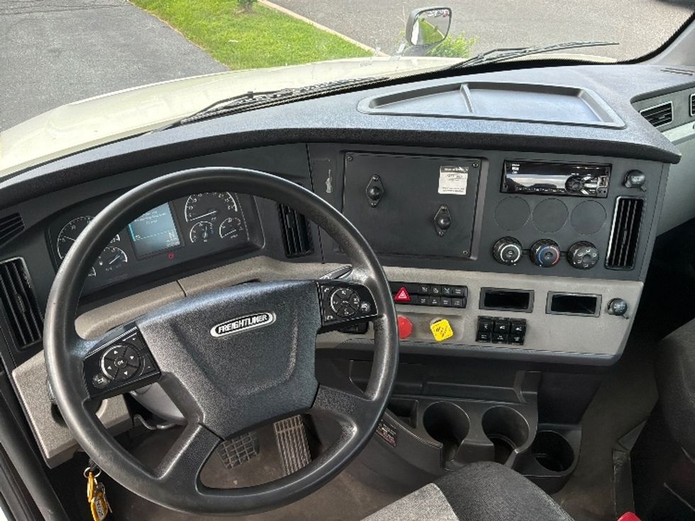 Day Cab Tractor-Heavy Duty Tractors-Freightliner-2019-T12664ST-Allentown-PA-587,043\n\t\tmiles-$ 31,750 - Image 11