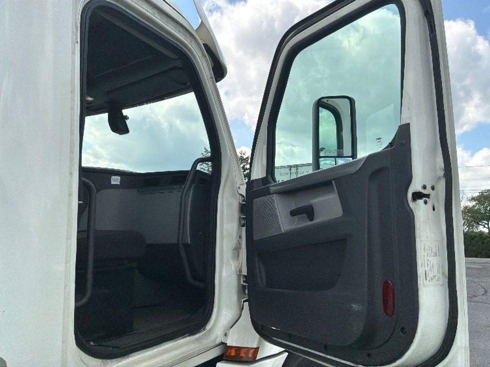 Day Cab Tractor-Heavy Duty Tractors-Freightliner-2019-T12664ST-Allentown-PA-587,043\n\t\tmiles-$ 31,750 - Image 12