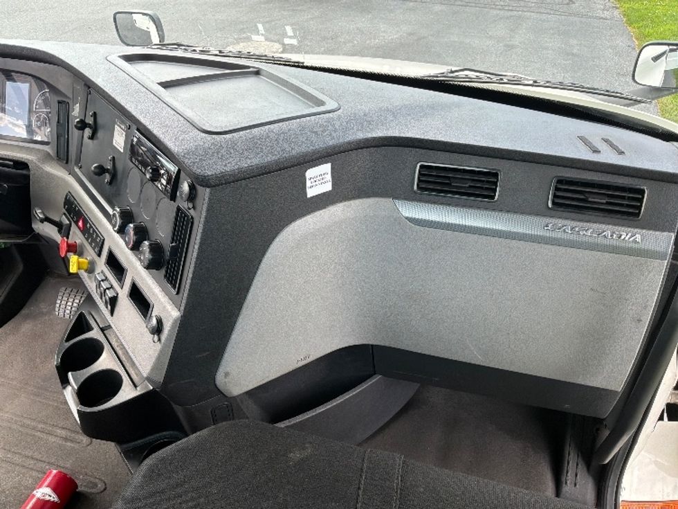 Day Cab Tractor-Heavy Duty Tractors-Freightliner-2019-T12664ST-Allentown-PA-587,043\n\t\tmiles-$ 31,750 - Image 13