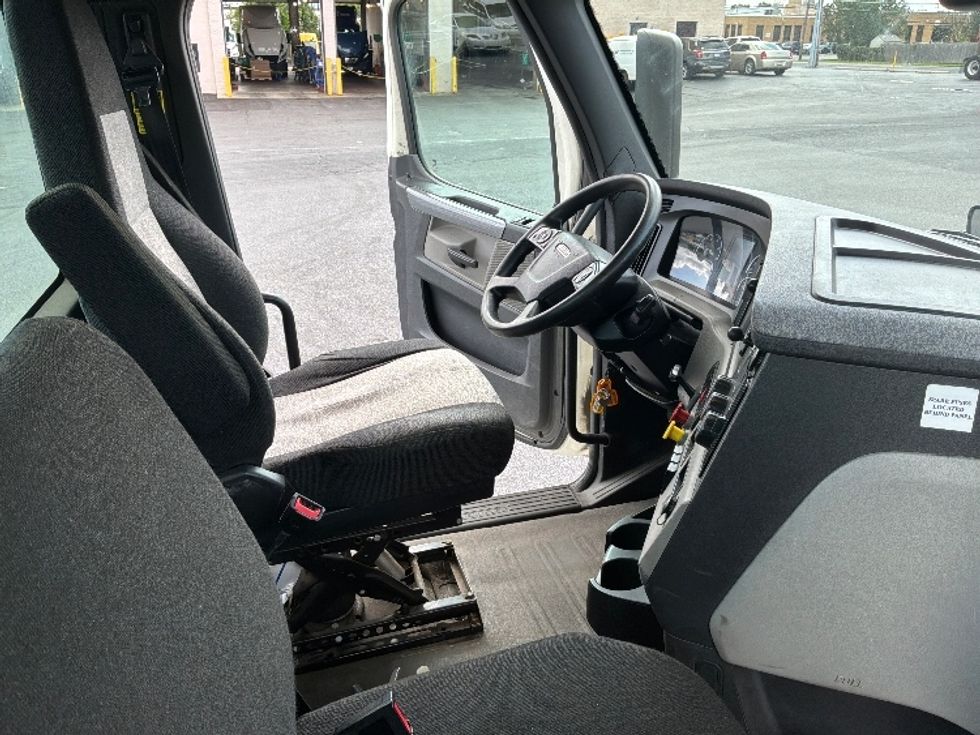 Day Cab Tractor-Heavy Duty Tractors-Freightliner-2019-T12664ST-Allentown-PA-587,043\n\t\tmiles-$ 31,750 - Image 14