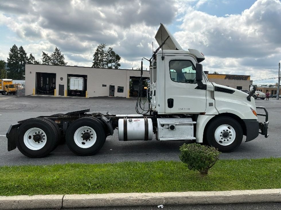 Day Cab Tractor-Heavy Duty Tractors-Freightliner-2019-T12664ST-Allentown-PA-587,043\n\t\tmiles-$ 31,750 - Image 8