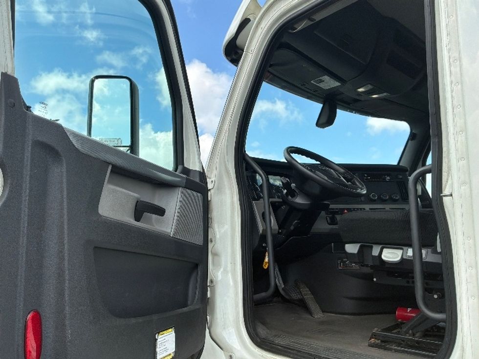 Day Cab Tractor-Heavy Duty Tractors-Freightliner-2019-T12664ST-Allentown-PA-587,043\n\t\tmiles-$ 31,750 - Image 9