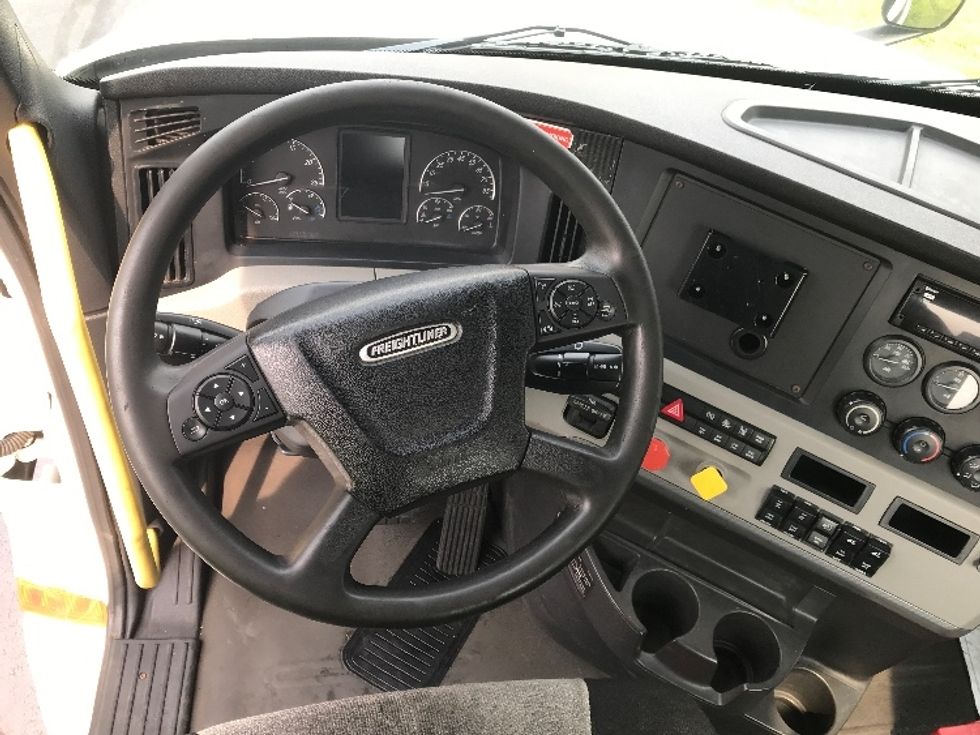Day Cab Tractor-Heavy Duty Tractors-Freightliner-2019-T12664ST-Allentown-PA-653,062\n\t\tmiles-$ 27,500 - Image 11