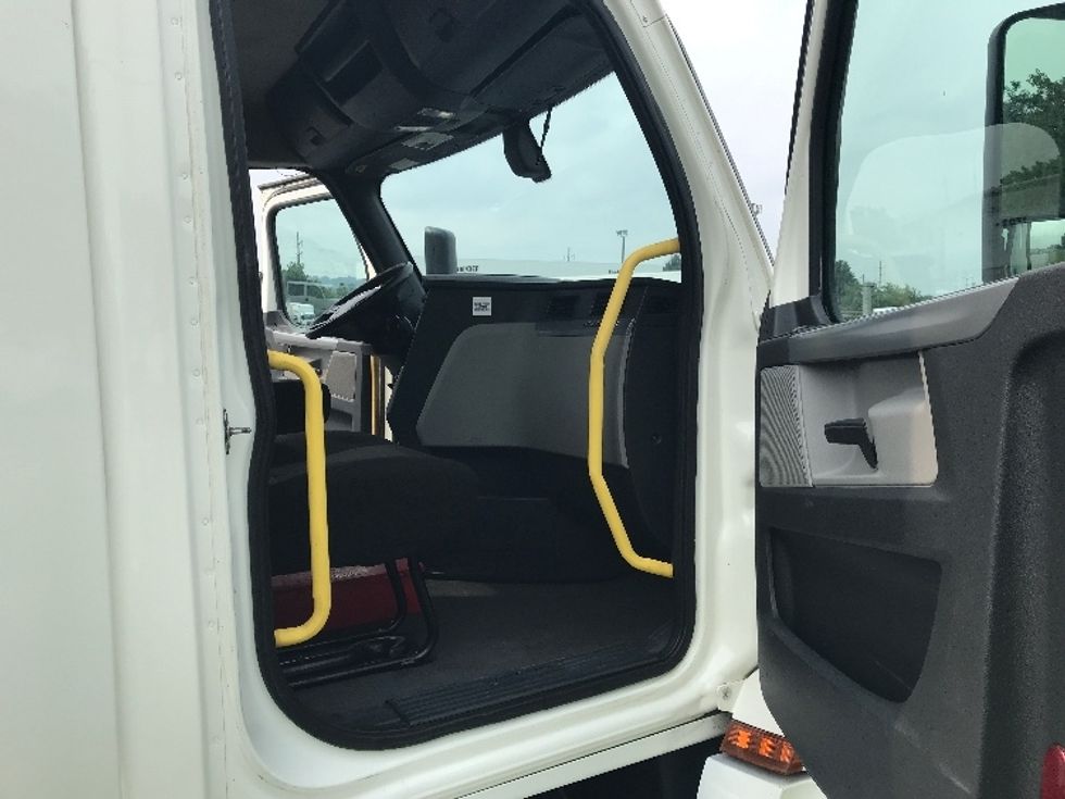 Day Cab Tractor-Heavy Duty Tractors-Freightliner-2019-T12664ST-Allentown-PA-653,062\n\t\tmiles-$ 27,500 - Image 12