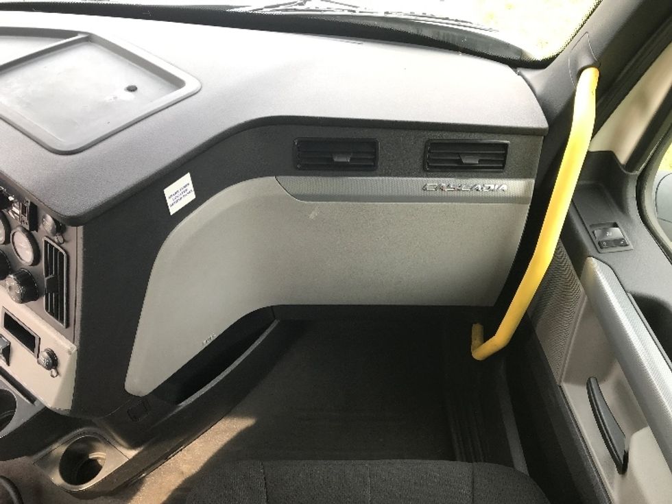 Day Cab Tractor-Heavy Duty Tractors-Freightliner-2019-T12664ST-Allentown-PA-653,062\n\t\tmiles-$ 27,500 - Image 13