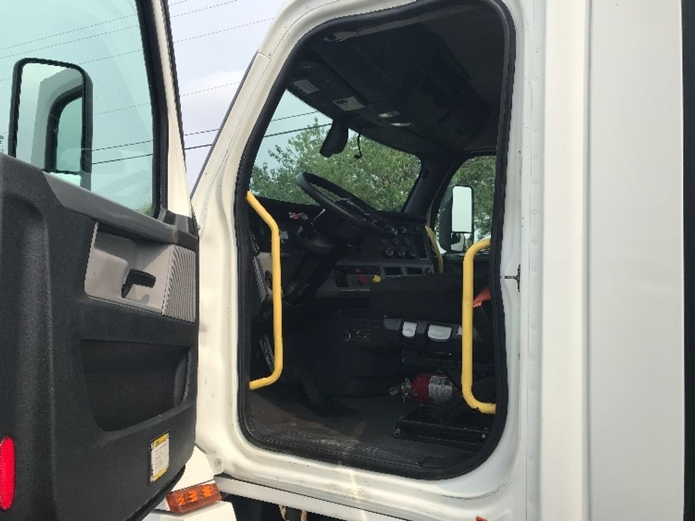 Day Cab Tractor-Heavy Duty Tractors-Freightliner-2019-T12664ST-Allentown-PA-653,062\n\t\tmiles-$ 27,500 - Image 9