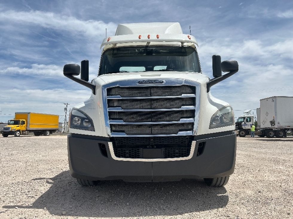 Day Cab Tractor-Heavy Duty Tractors-Freightliner-2019-T12664ST-Amarillo-TX-557,655\n\t\tmiles-$ 38,750 - Image 2
