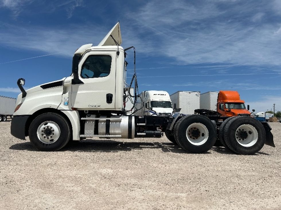 Day Cab Tractor-Heavy Duty Tractors-Freightliner-2019-T12664ST-Amarillo-TX-557,655\n\t\tmiles-$ 38,750 - Image 4