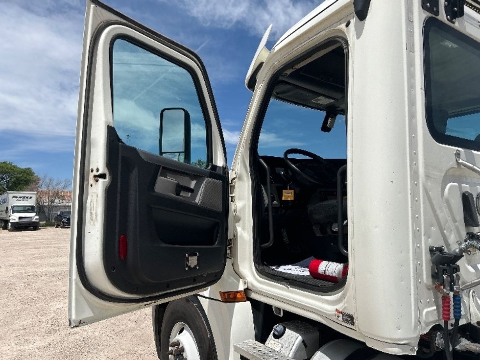Day Cab Tractor-Heavy Duty Tractors-Freightliner-2019-T12664ST-Amarillo-TX-557,655\n\t\tmiles-$ 38,750 - Image 9