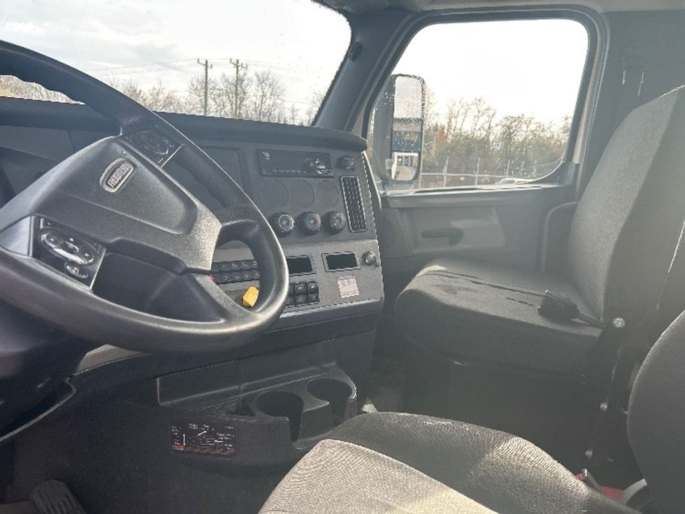 Day Cab Tractor-Heavy Duty Tractors-Freightliner-2019-T12664ST-Anderson-SC-175,681\n\t\tmiles-$ 56,500 - Image 10