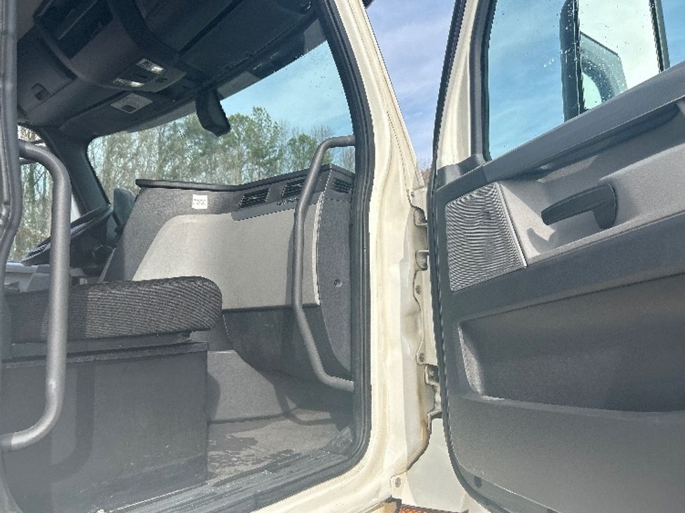 Day Cab Tractor-Heavy Duty Tractors-Freightliner-2019-T12664ST-Anderson-SC-175,681\n\t\tmiles-$ 56,500 - Image 12