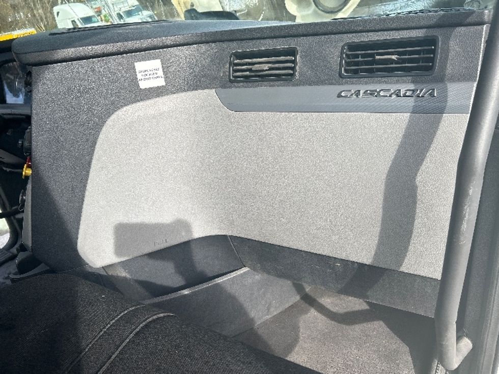 Day Cab Tractor-Heavy Duty Tractors-Freightliner-2019-T12664ST-Anderson-SC-175,681\n\t\tmiles-$ 56,500 - Image 13