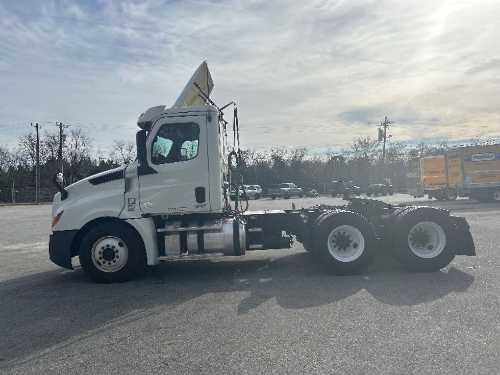 Day Cab Tractor-Heavy Duty Tractors-Freightliner-2019-T12664ST-Anderson-SC-175,681\n\t\tmiles-$ 56,500 - Image 4