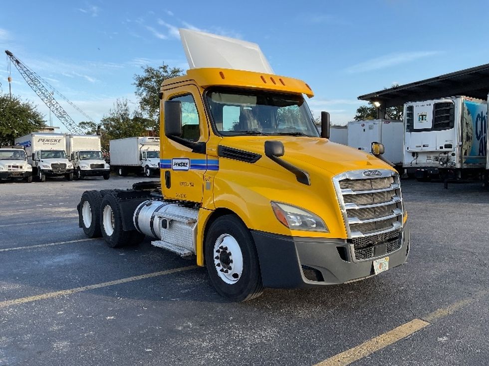 Day Cab Tractor-Heavy Duty Tractors-Freightliner-2019-T12664ST-Apopka-FL-478,936\n\t\tmiles-$ 35,750 - Image 1
