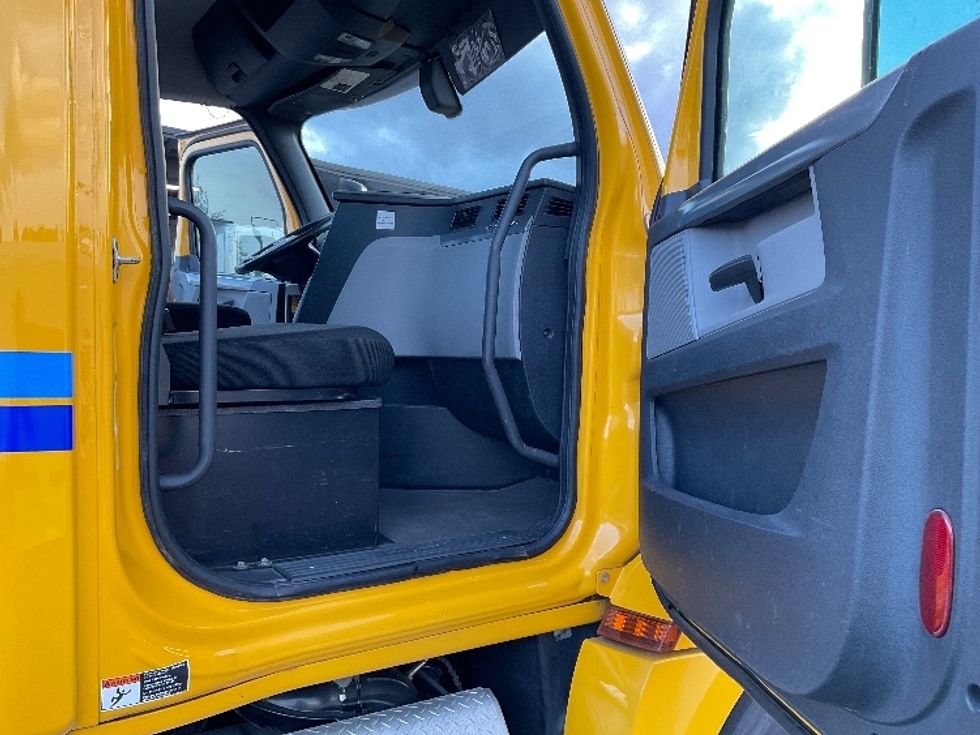 Day Cab Tractor-Heavy Duty Tractors-Freightliner-2019-T12664ST-Apopka-FL-478,936\n\t\tmiles-$ 35,750 - Image 12
