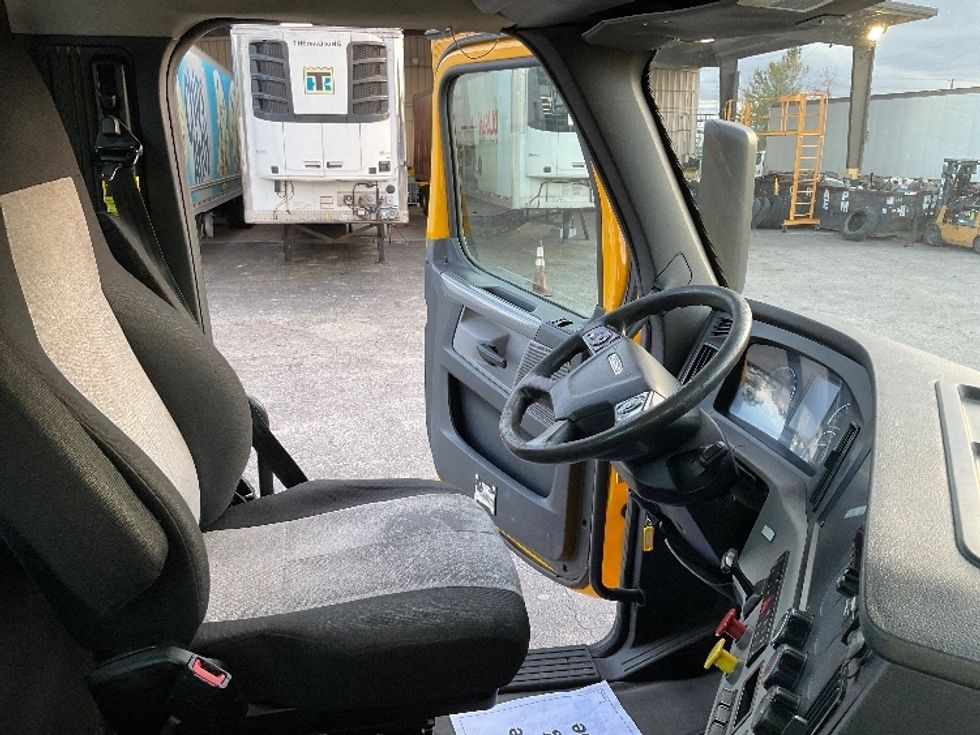 Day Cab Tractor-Heavy Duty Tractors-Freightliner-2019-T12664ST-Apopka-FL-478,936\n\t\tmiles-$ 35,750 - Image 14