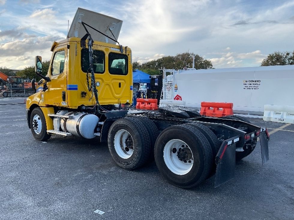 Day Cab Tractor-Heavy Duty Tractors-Freightliner-2019-T12664ST-Apopka-FL-478,936\n\t\tmiles-$ 35,750 - Image 5