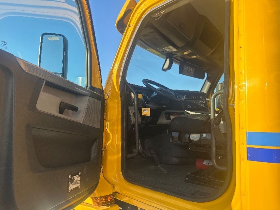 Day Cab Tractor-Heavy Duty Tractors-Freightliner-2019-T12664ST-Apopka-FL-478,936\n\t\tmiles-$ 35,750 - Image 9