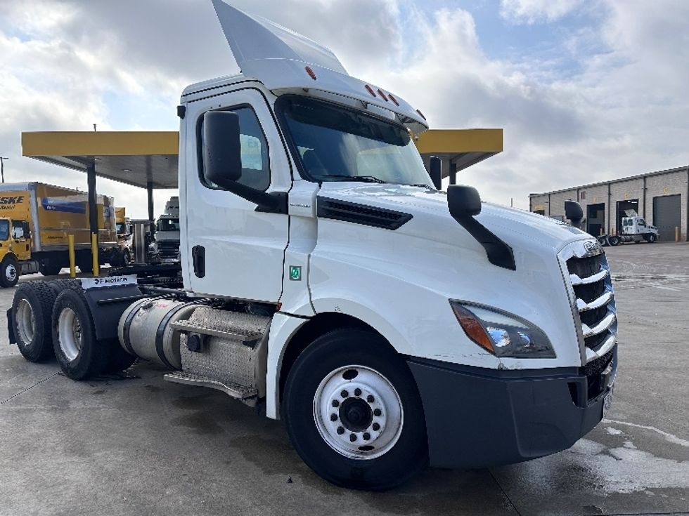 Day Cab Tractor-Heavy Duty Tractors-Freightliner-2019-T12664ST-Arlington-TX-237,327\n\t\tmiles-$ 69,500 - Image 1