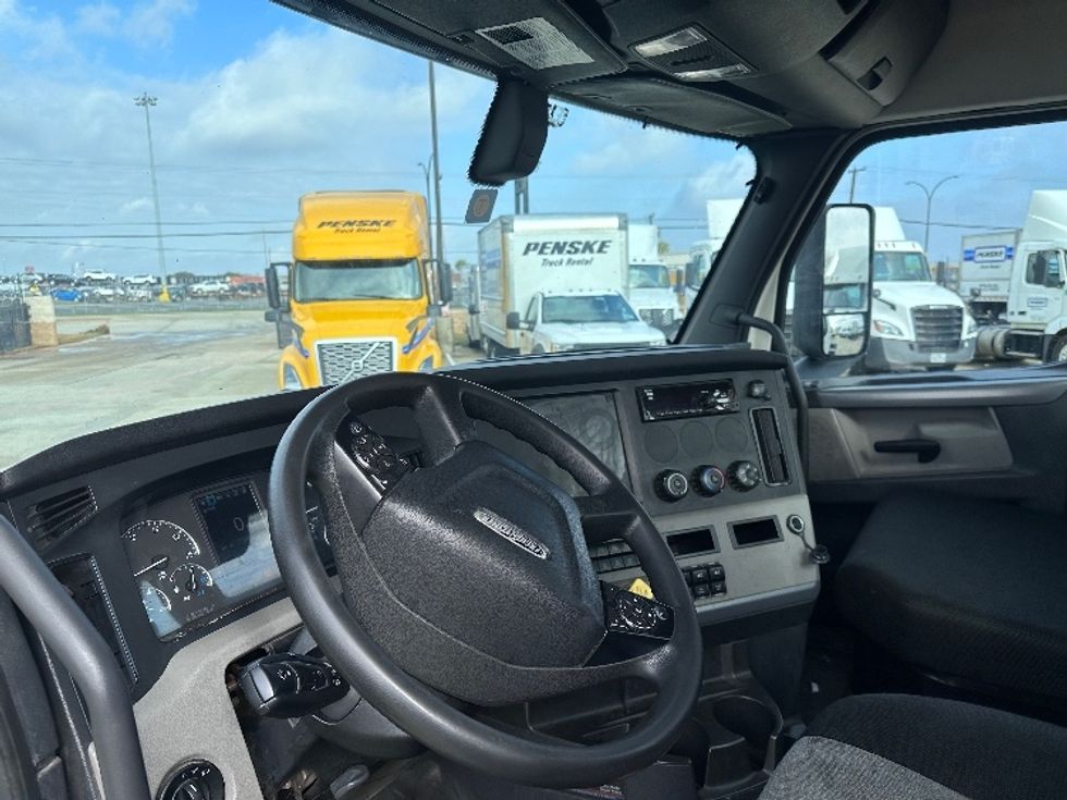 Day Cab Tractor-Heavy Duty Tractors-Freightliner-2019-T12664ST-Arlington-TX-237,327\n\t\tmiles-$ 69,500 - Image 10