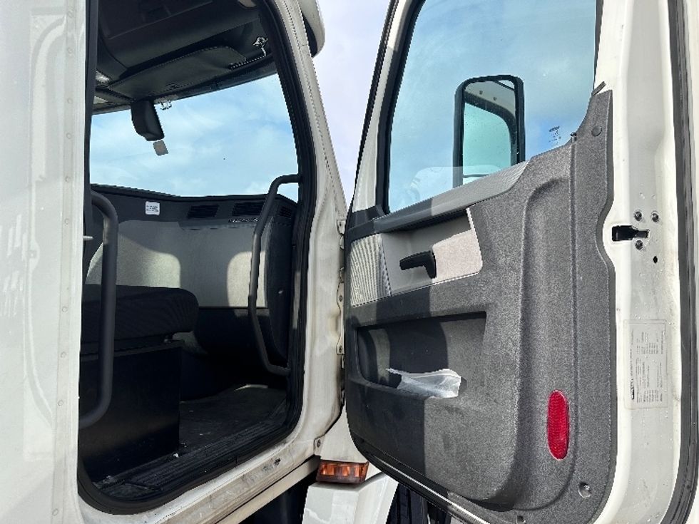 Day Cab Tractor-Heavy Duty Tractors-Freightliner-2019-T12664ST-Arlington-TX-237,327\n\t\tmiles-$ 69,500 - Image 12