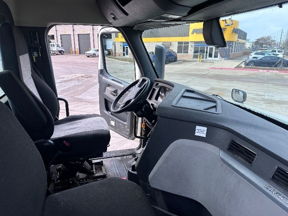 Day Cab Tractor-Heavy Duty Tractors-Freightliner-2019-T12664ST-Arlington-TX-237,327\n\t\tmiles-$ 69,500 - Image 14