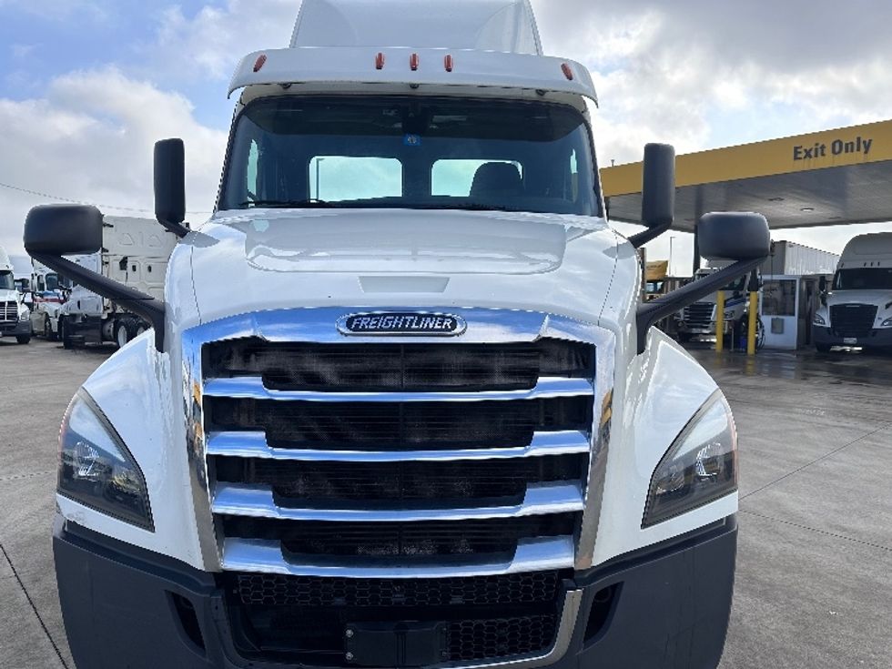 Day Cab Tractor-Heavy Duty Tractors-Freightliner-2019-T12664ST-Arlington-TX-237,327\n\t\tmiles-$ 69,500 - Image 2