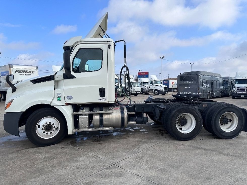 Day Cab Tractor-Heavy Duty Tractors-Freightliner-2019-T12664ST-Arlington-TX-237,327\n\t\tmiles-$ 69,500 - Image 4