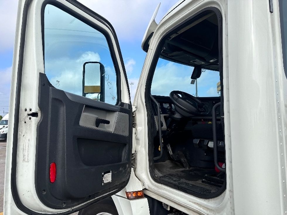 Day Cab Tractor-Heavy Duty Tractors-Freightliner-2019-T12664ST-Arlington-TX-237,327\n\t\tmiles-$ 69,500 - Image 9