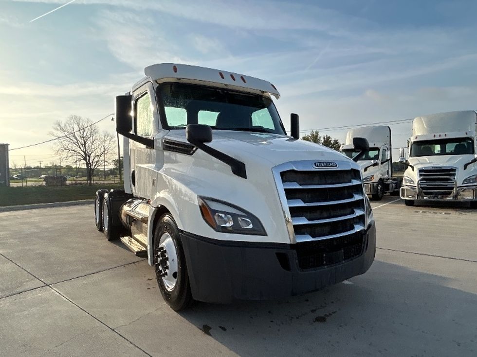 Day Cab Tractor-Heavy Duty Tractors-Freightliner-2019-T12664ST-Arlington-TX-349,862\n\t\tmiles-$ 48,000 - Image 1