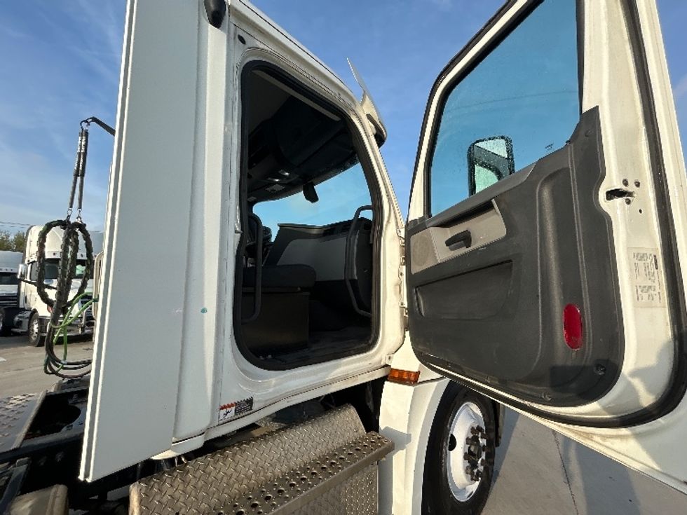 Day Cab Tractor-Heavy Duty Tractors-Freightliner-2019-T12664ST-Arlington-TX-349,862\n\t\tmiles-$ 48,000 - Image 12