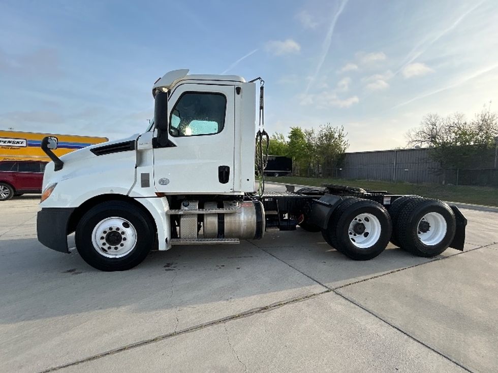 Day Cab Tractor-Heavy Duty Tractors-Freightliner-2019-T12664ST-Arlington-TX-349,862\n\t\tmiles-$ 48,000 - Image 4