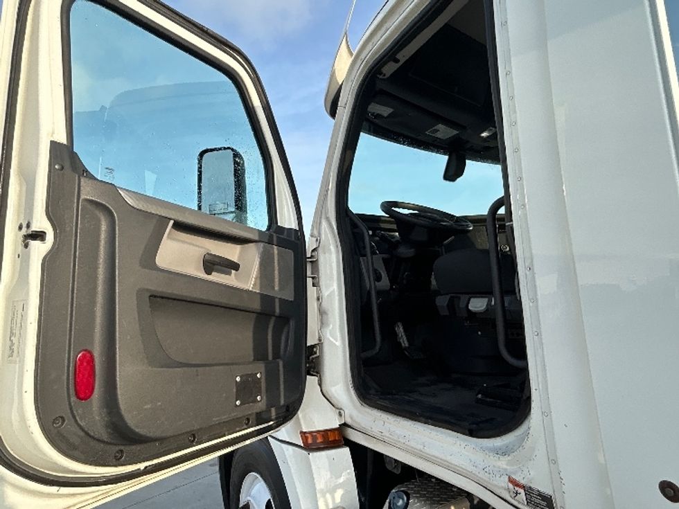 Day Cab Tractor-Heavy Duty Tractors-Freightliner-2019-T12664ST-Arlington-TX-349,862\n\t\tmiles-$ 48,000 - Image 9