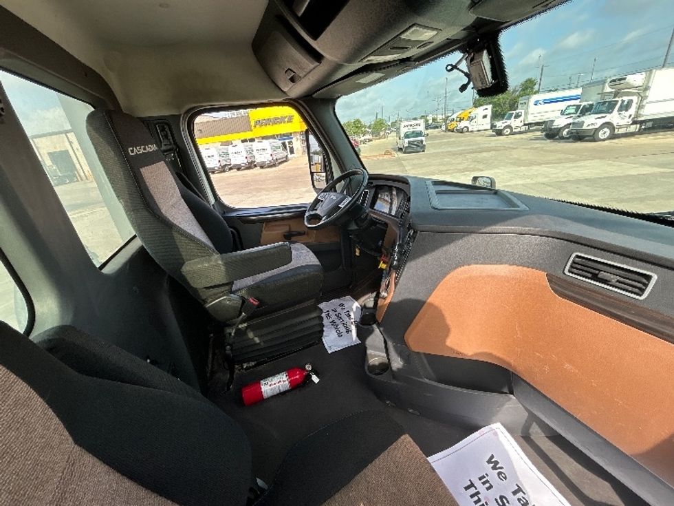 Day Cab Tractor-Heavy Duty Tractors-Freightliner-2019-T12664ST-Arlington-TX-491,656\n\t\tmiles-$ 46,500 - Image 14