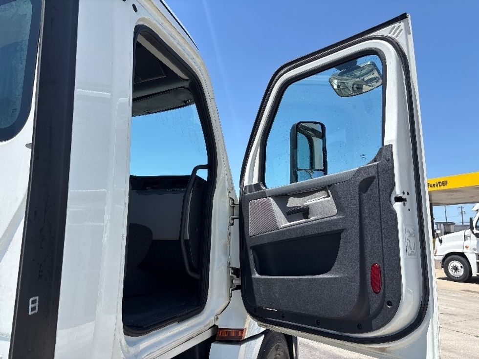Day Cab Tractor-Heavy Duty Tractors-Freightliner-2019-T12664ST-Arlington-TX-608,080\n\t\tmiles-$ 30,750 - Image 12