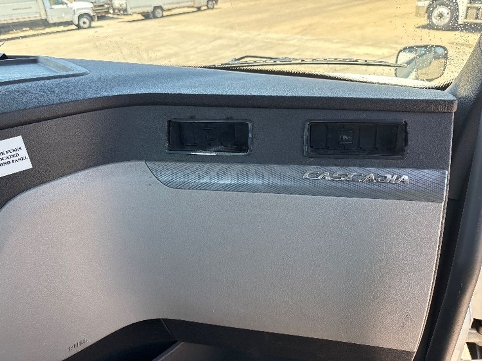 Day Cab Tractor-Heavy Duty Tractors-Freightliner-2019-T12664ST-Arlington-TX-608,080\n\t\tmiles-$ 30,750 - Image 13