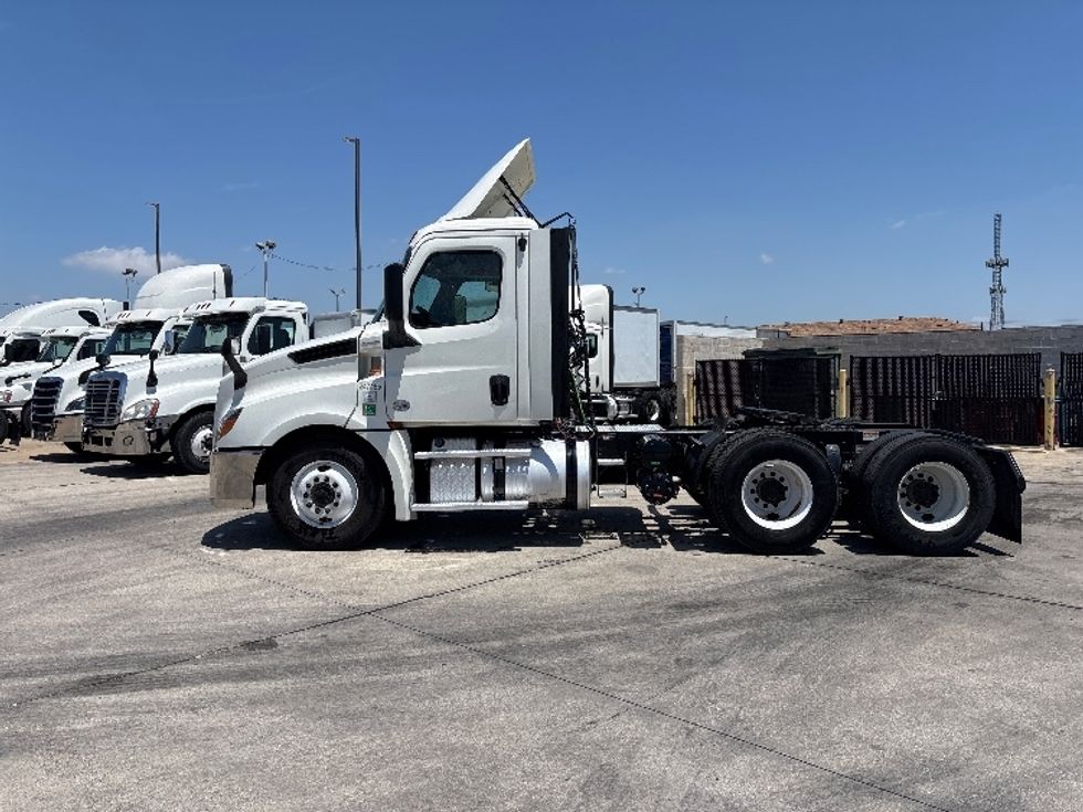 Day Cab Tractor-Heavy Duty Tractors-Freightliner-2019-T12664ST-Arlington-TX-608,080\n\t\tmiles-$ 30,750 - Image 4