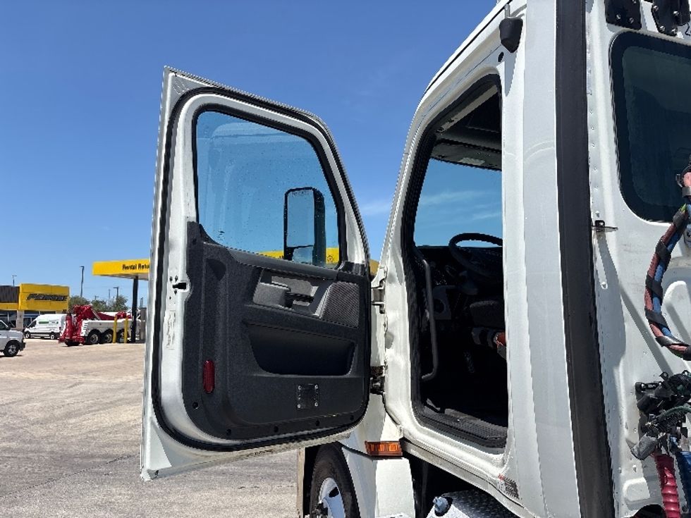 Day Cab Tractor-Heavy Duty Tractors-Freightliner-2019-T12664ST-Arlington-TX-608,080\n\t\tmiles-$ 30,750 - Image 9