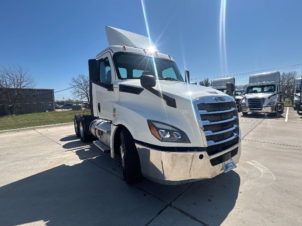 Day Cab Tractor-Heavy Duty Tractors-Freightliner-2019-T12664ST-Arlington-TX-669,485\n\t\tmiles-$ 24,750 - Image 1