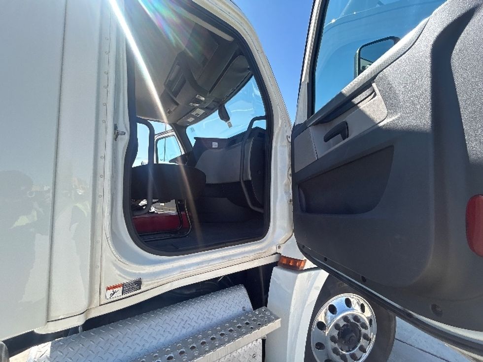 Day Cab Tractor-Heavy Duty Tractors-Freightliner-2019-T12664ST-Arlington-TX-669,485\n\t\tmiles-$ 24,750 - Image 12