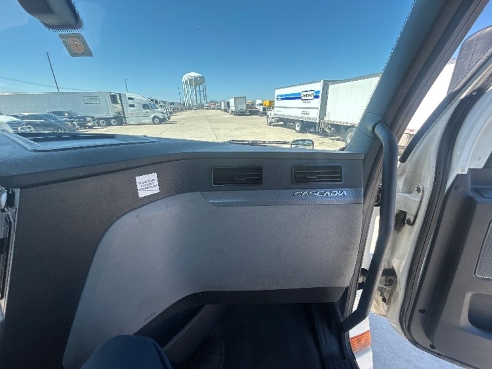 Day Cab Tractor-Heavy Duty Tractors-Freightliner-2019-T12664ST-Arlington-TX-669,485\n\t\tmiles-$ 24,750 - Image 13