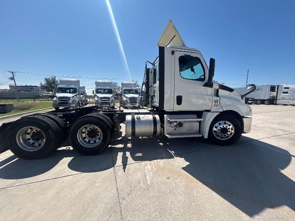 Day Cab Tractor-Heavy Duty Tractors-Freightliner-2019-T12664ST-Arlington-TX-669,485\n\t\tmiles-$ 24,750 - Image 8
