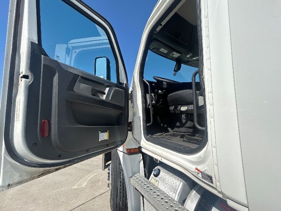 Day Cab Tractor-Heavy Duty Tractors-Freightliner-2019-T12664ST-Arlington-TX-669,485\n\t\tmiles-$ 24,750 - Image 9