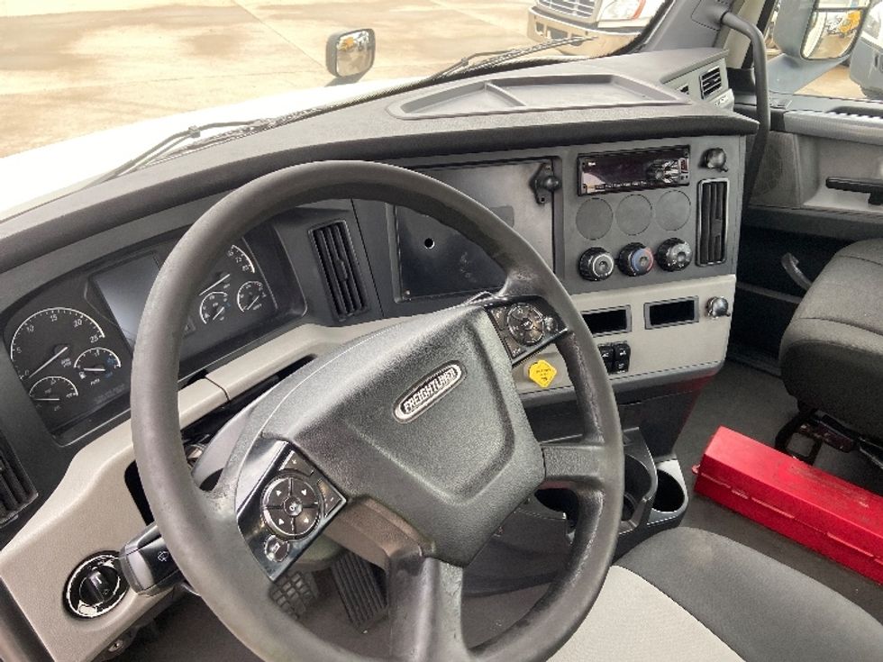 Day Cab Tractor-Heavy Duty Tractors-Freightliner-2019-T12664ST-Arlington-TX-734,424\n\t\tmiles-$ 23,250 - Image 10