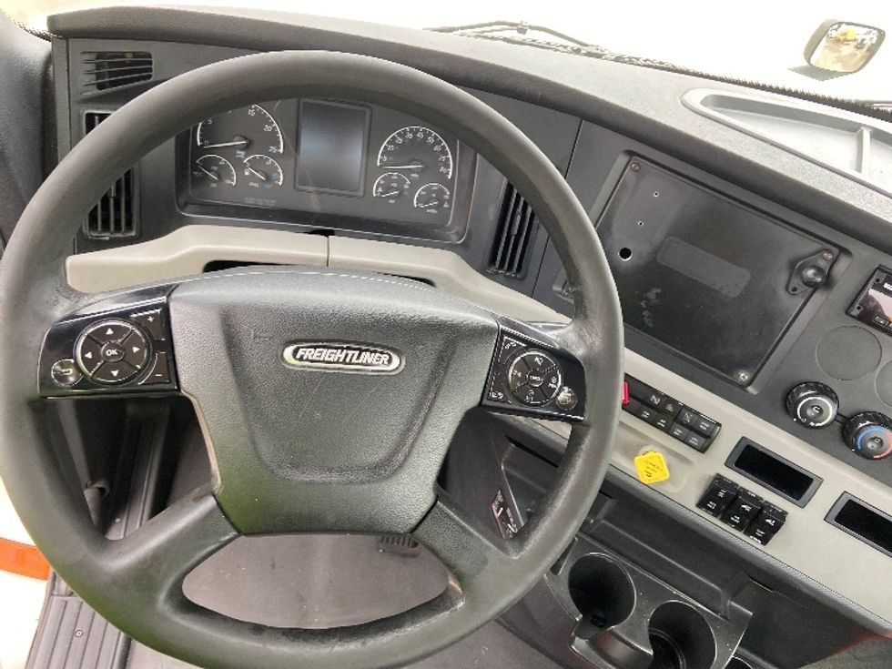 Day Cab Tractor-Heavy Duty Tractors-Freightliner-2019-T12664ST-Arlington-TX-734,424\n\t\tmiles-$ 23,250 - Image 11