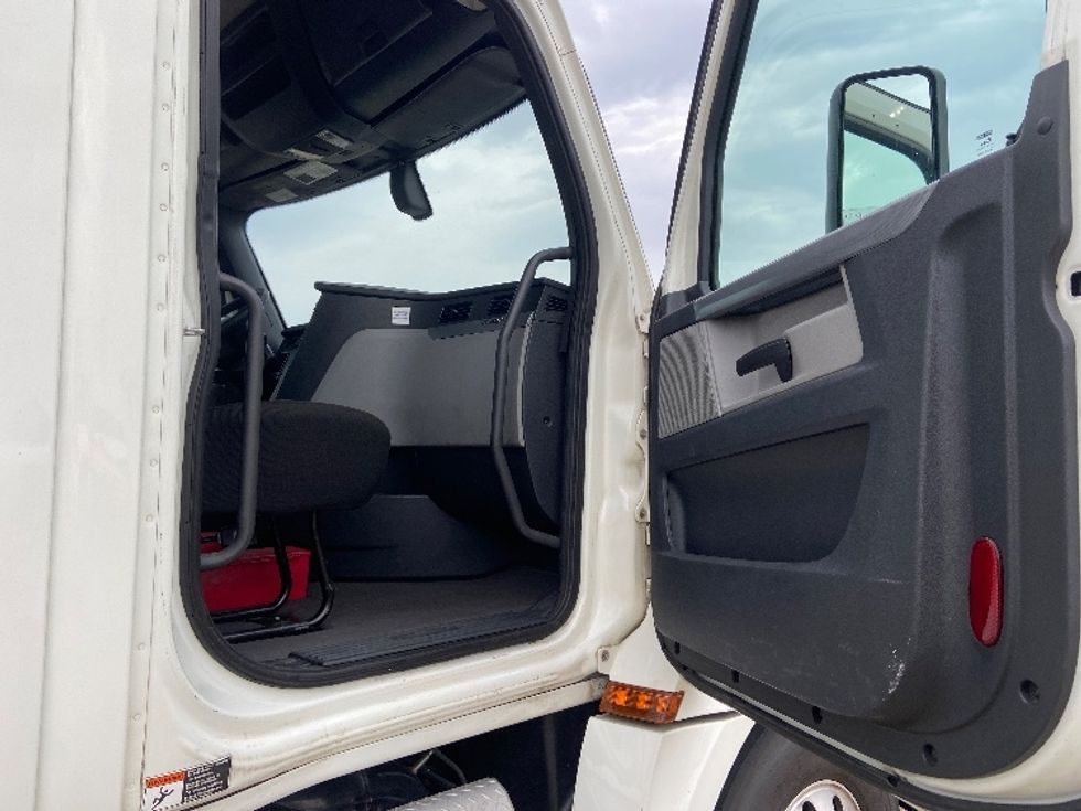 Day Cab Tractor-Heavy Duty Tractors-Freightliner-2019-T12664ST-Arlington-TX-734,424\n\t\tmiles-$ 23,250 - Image 12
