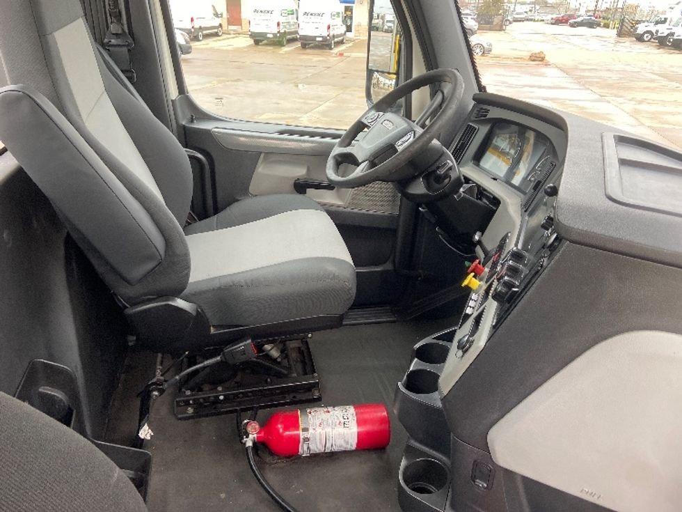 Day Cab Tractor-Heavy Duty Tractors-Freightliner-2019-T12664ST-Arlington-TX-734,424\n\t\tmiles-$ 23,250 - Image 14