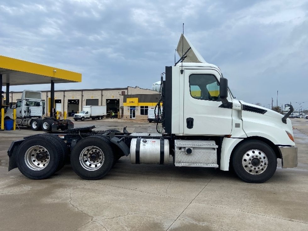 Day Cab Tractor-Heavy Duty Tractors-Freightliner-2019-T12664ST-Arlington-TX-734,424\n\t\tmiles-$ 23,250 - Image 8