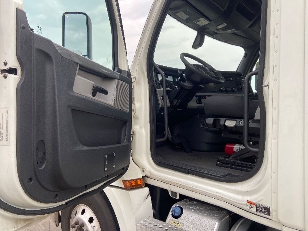 Day Cab Tractor-Heavy Duty Tractors-Freightliner-2019-T12664ST-Arlington-TX-734,424\n\t\tmiles-$ 23,250 - Image 9