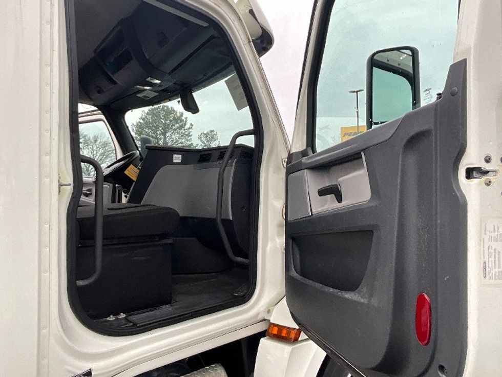 Day Cab Tractor-Heavy Duty Tractors-Freightliner-2019-T12664ST-Atlanta (Forest Park)-GA-187,625\n\t\tmiles-$ 55,000 - Image 12